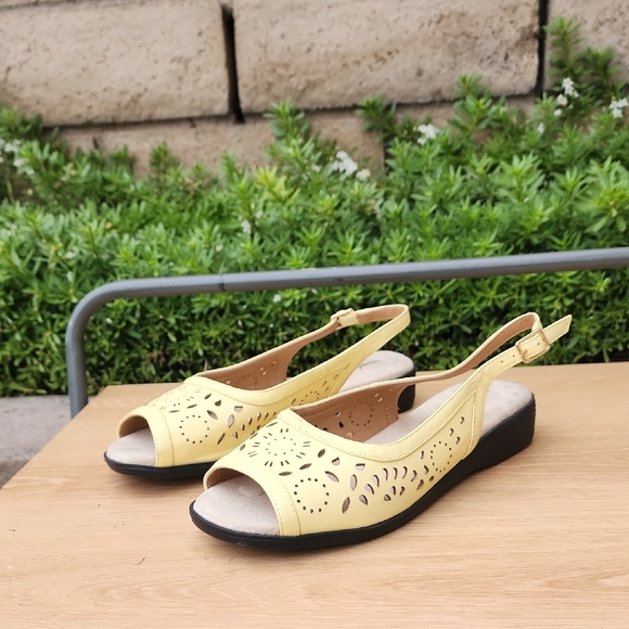 Comfortview Yellow Sandals with Slingback and Cutout Design Size 8 - Picture 1 of 9